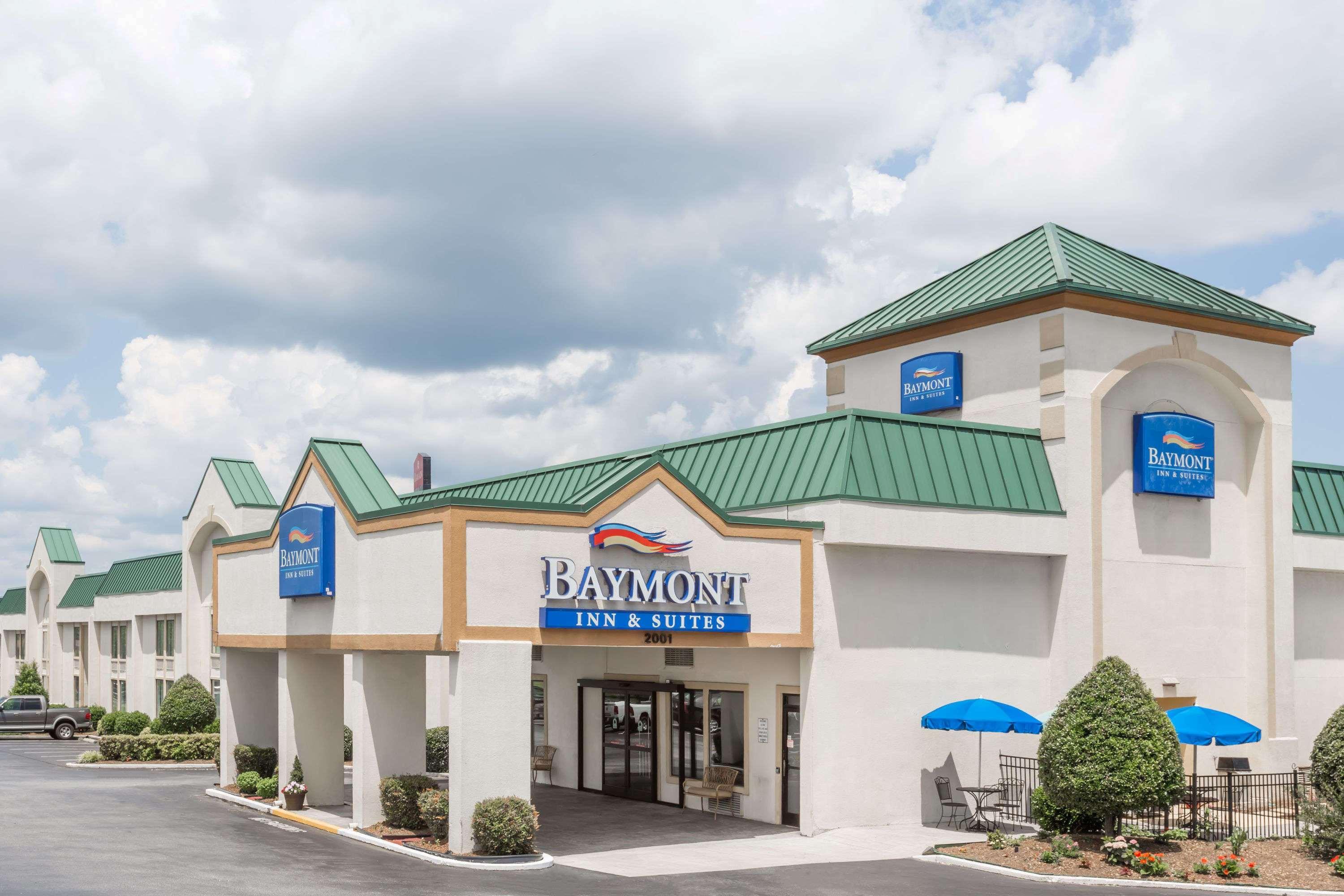 Baymont By Wyndham Greensboro/Coliseum Екстер'єр фото